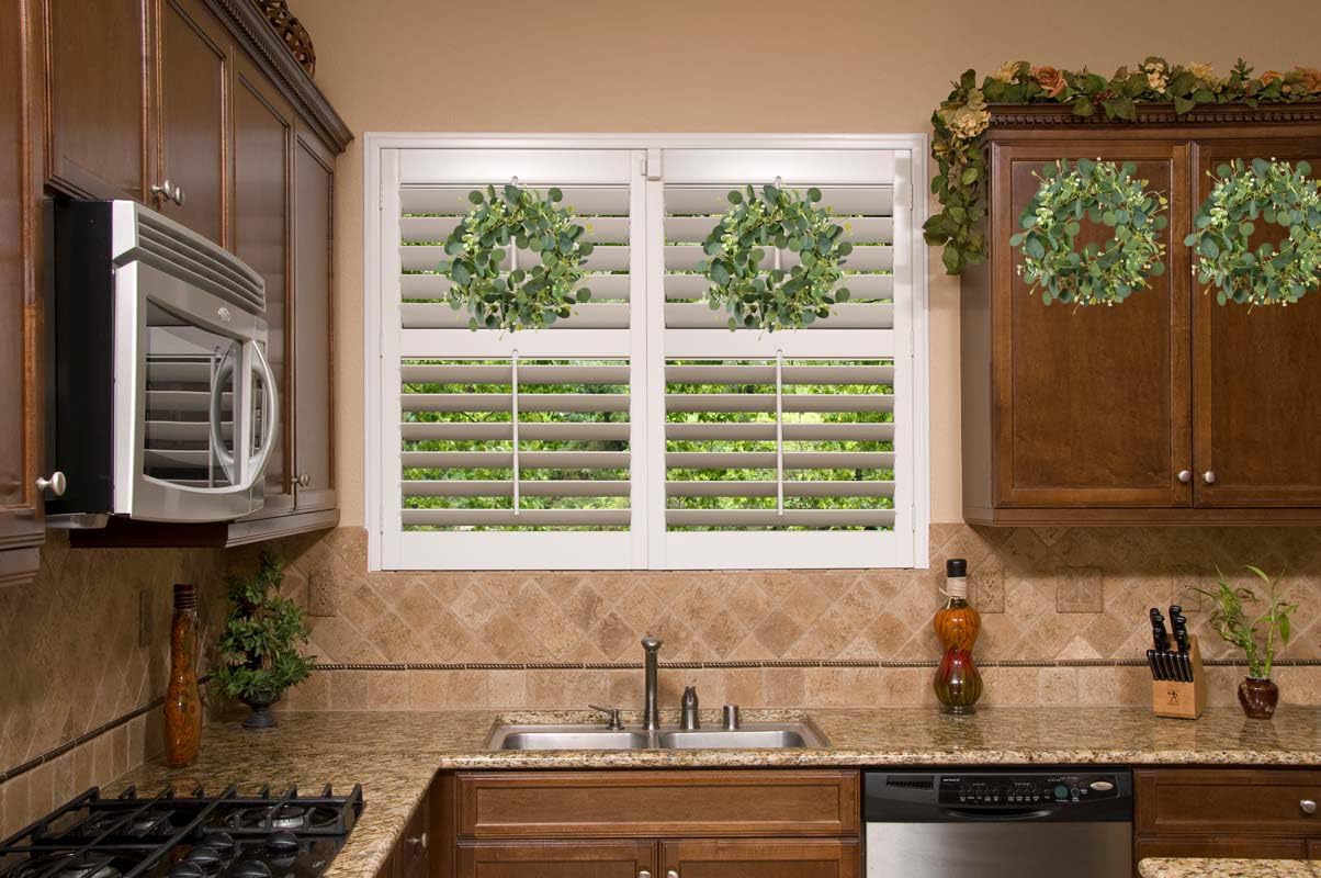 LSKYTOP 12 Inch Artificial Eucalyptus Wreath with Berries